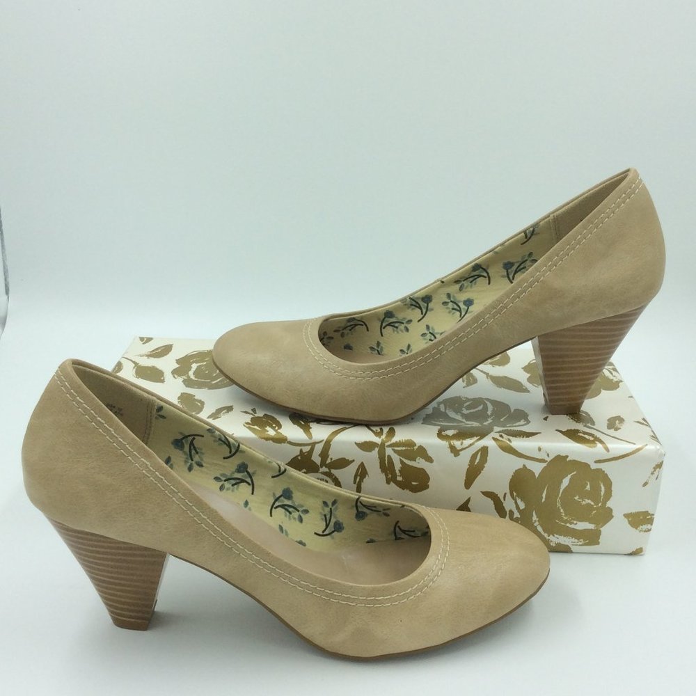 American Eagle Light Tan Pumps